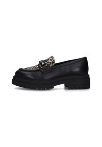 Mocassino in pelle nera con upper in tessuto a stampa leopardata, dettaglio decorativo con fibbia e suola in gomma spessa con scanalature per la trazione.