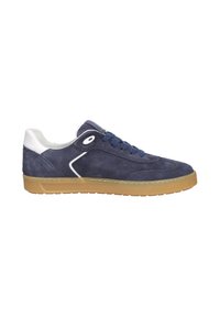 Sneaker di suede blu navy con dettagli in pelle bianca, lacci piatti blu navy, suola in gomma testurizzata e design snello con dettaglio di cucitura laterale.