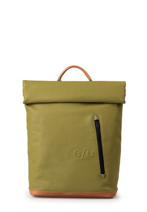 Olivgrüner Rolltop-Rucksack mit einem braunen Lederboden, vorderer Reißverschlusstasche und eingeprägtem Logo. Wasserabweisendes Material mit glatter Textur.