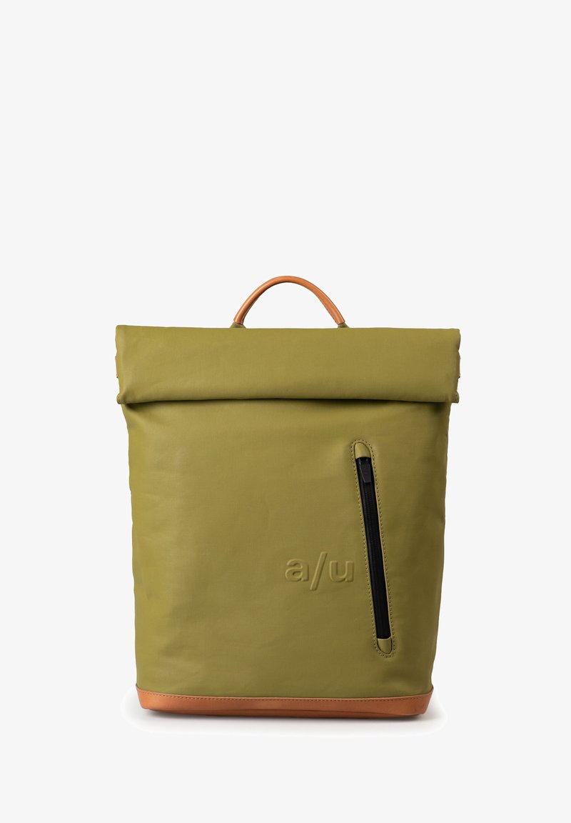 Olivengroene roll-top rugzak met een tan leren onderkant, voorzak met rits en een gebosseleerd logo. Waterdicht materiaal met een gladde textuur.