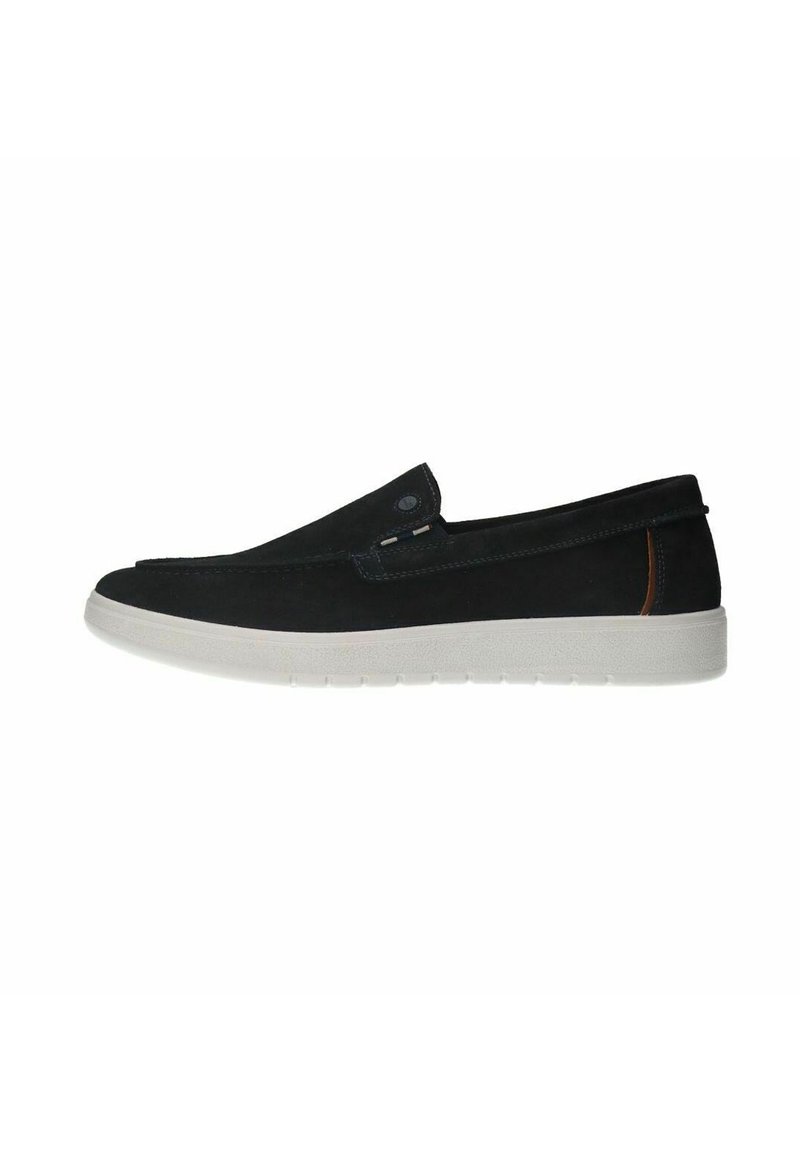 Zwarte suede instapschoen met een witte rubberen zool. Heeft minimale details en een slanke vorm, geschikt voor casual gebruik.