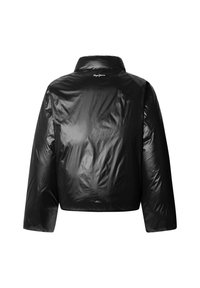 Melna īsa jaka no spīdīga, viegla materiāla ar augstu apkakli un nolaistām pleciem. Minimālistisks dizains bez redzamiem metāliskajiem elementiem.