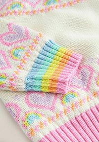 Kootud sviiter, millel on kreemjas alus ja roosa, lavendli ning vikerkaare südame mustrid; pastelsed erinevates värvides soonikud.
