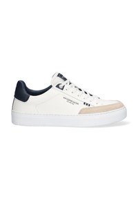 Witte sneaker met marineblauwe accenten, met een bovenwerk van glad leer, een suède neus, een ronde voetvorm en een platte rubberen zool. Merkenlogo aan de zijkant.