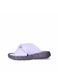 Ciabatta slide imbottita viola con una suola spessa e testurizzata. La parte superiore presenta un design incrociato, che offre una vestibilità morbida e sagomata.