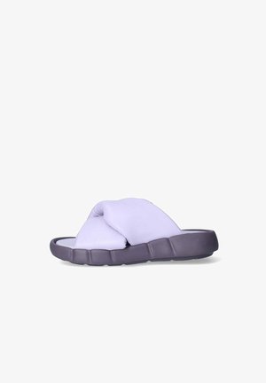 Ciabatta slide imbottita viola con una suola spessa e testurizzata. La parte superiore presenta un design incrociato, che offre una vestibilità morbida e sagomata.