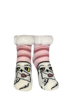 Weiche rosa-weiß gestreifte Socken mit flauschigen Bündchen und einem lächelnden Eulengesicht auf den Zehen, dargestellt vor weißem Hintergrund.