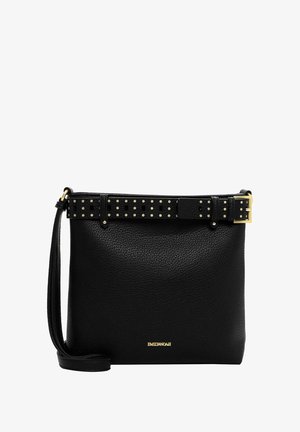 Zwarte leren crossbodytas met een getextureerd oppervlak, gouden accenten en gespen met studs op de band. Verstelbare schouderriem inbegrepen.