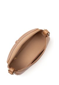 Sac bandoulière en cuir marron avec un extérieur texturé, un intérieur spacieux et une petite poche zippée. Doublure lisse et bandoulière réglable.