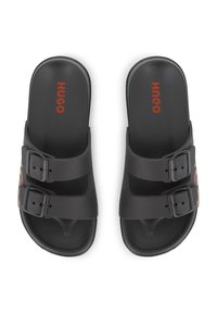 Μαύρα σανδάλια με δύο λουριά και αγκράφες, με απαλό ματ υφή και λογότυπο σε έντονο πορτοκαλί στο πέλμα, σχεδιασμένα για άνε ση.