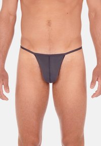 Dunkelgrauer Tanga aus glattem, elastischem Material. Hat ein minimalistisches Design mit dünnen Trägern und einer vertikalen Naht in der Mitte.
