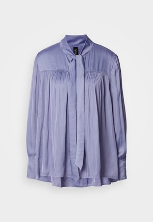 Licht lavendel blouse gemaakt van een gladde, zijdezachte stof. Heeft een geknoopte strik kraag en een geplooid ontwerp. Lange mouwen met geplooide manchetten.