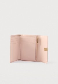 Rózsaszín bőr pénztárca, több kártyazsebbel, cipzáras zsebbel és aranyszínű kapoccsal. Simas textúra és minimalista dizájn.