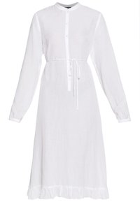 Biała sukienka z długim rękawem, wykonana z lekkiej, teksturowanej tkaniny; posiada zapięcie na guziki, kołnierzyk mandaryński, regulowany pasek w talii i falbaniaste wykończenie.