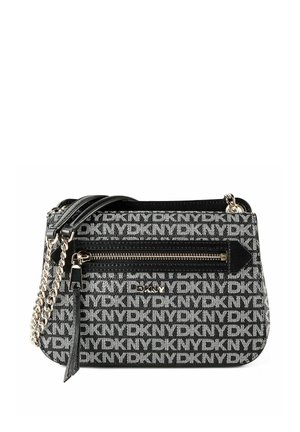 Schwarze und weiße DKNY Umhängetasche mit wiederholtem Logomuster, vordere Reißverschlusstasche, Lederquasten-Zipper und goldfarbenem Kettenriemen-Detail.