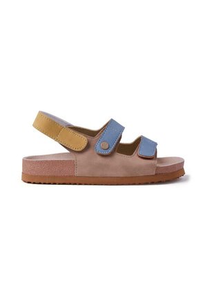 Sandalo di camoscio marrone chiaro con dettagli blu e gialli, doppie cinghie regolabili, design con punta aperta e suola in gomma testurizzata.