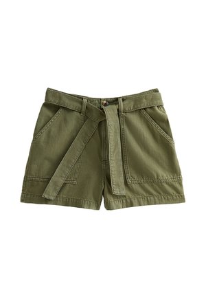 Pantalones cortos de cintura alta de color verde oliva con bolsillos delanteros grandes, cinturón de tela, trabillas para el cinturón y cierre de botón en la cintura.