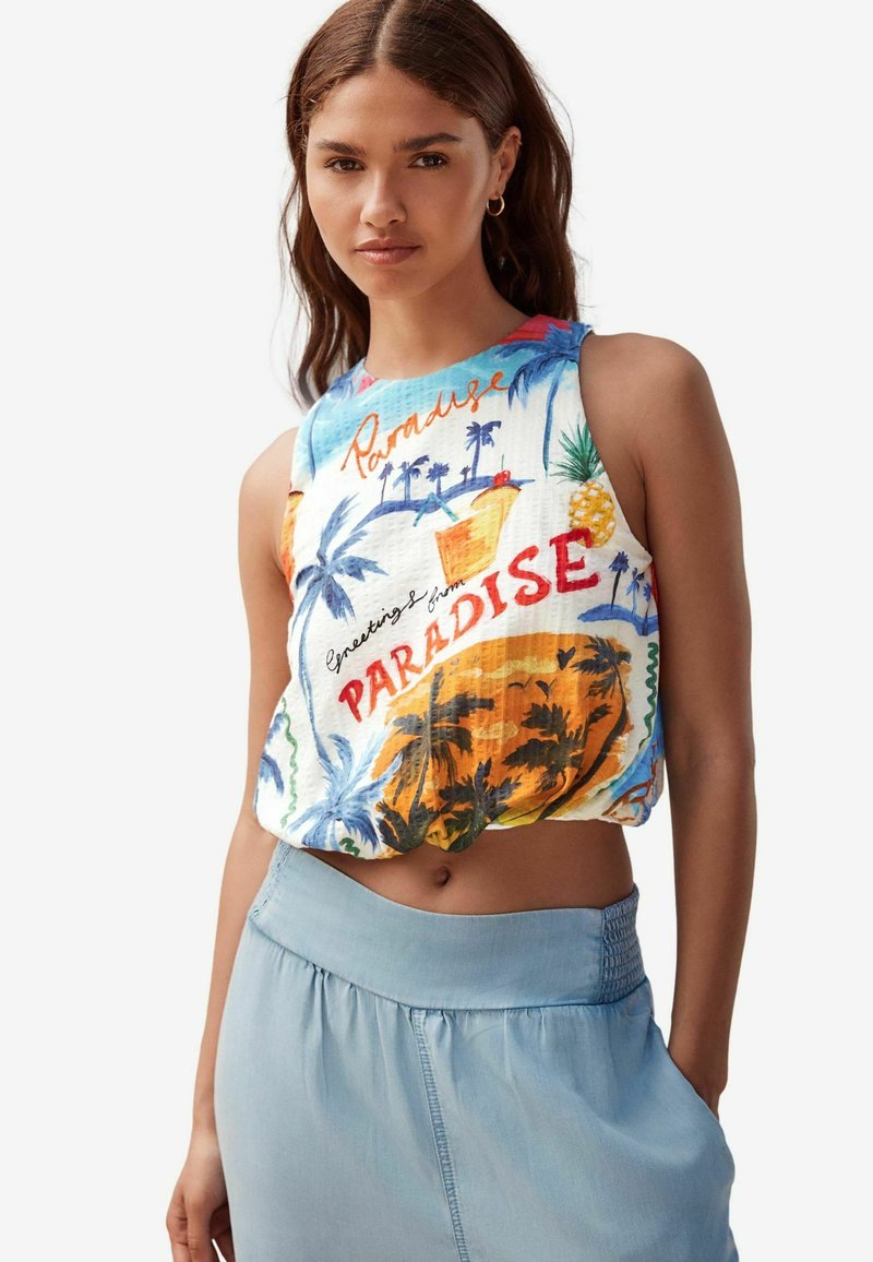 Kleurvolle geknipte tanktop met tropische palmboom- en fruitprints, met de zin "Groeten uit het Paradijs" in vetrode letters.