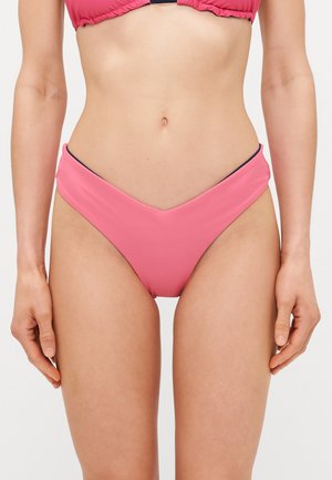 Bas de bikini rose avec un design en V, texture lisse et ouvertures de jambes échancrées. Accents noirs contrastants le long de la taille.