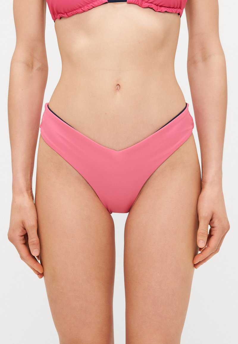 Rosa Bikini-Hose mit V-förmigem Design, glatter Textur und hoch geschnittenen Beinöffnungen. Kontrastierende schwarze Akzente entlang des Bündchens.