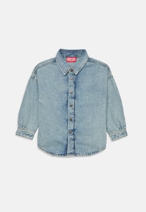 Hellblaues Jeanshemd mit spitzem Kragen, langen Ärmeln, sechs Knöpfen auf der Vorderseite und einem roten "DIESEL"-Logo am Kragen.
