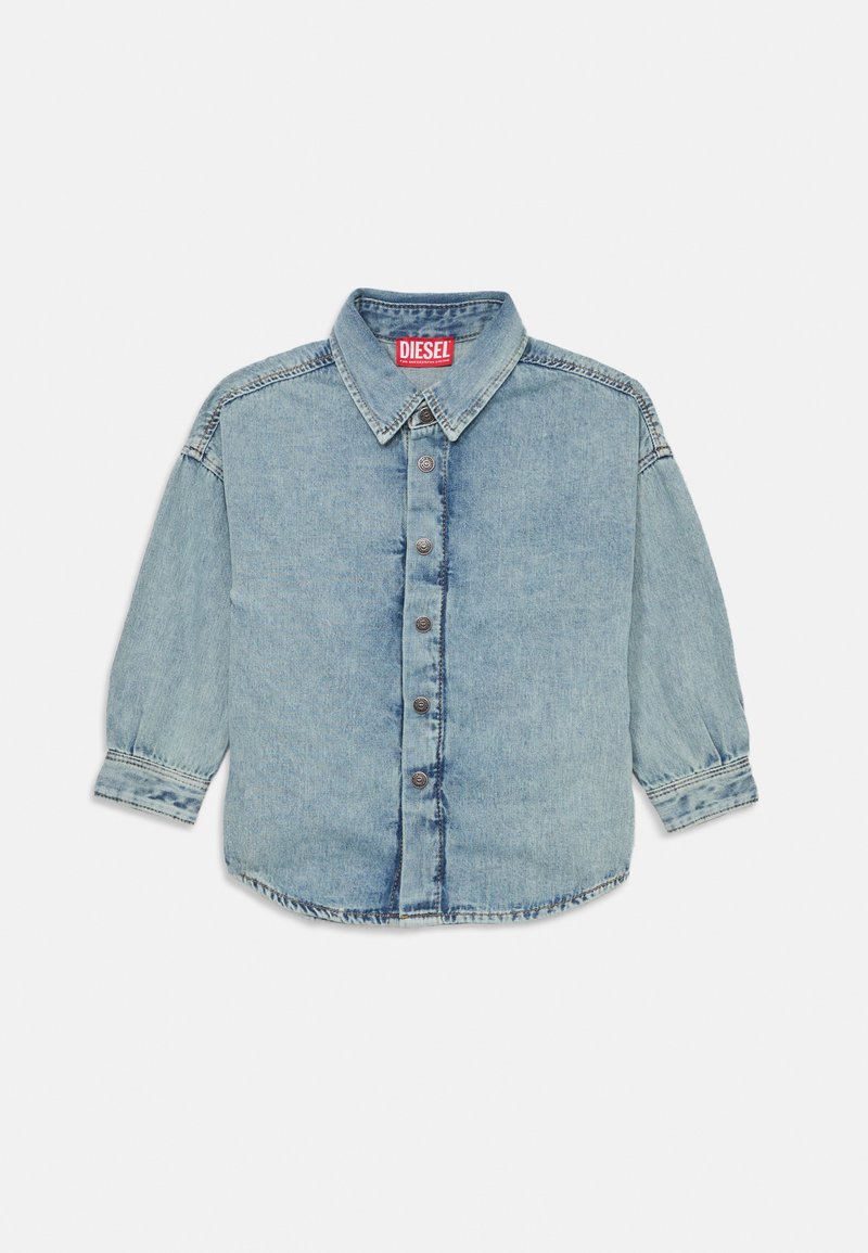 Camisa de denim azul claro com colarinho pontiagudo, mangas longas, seis botões na frente e um logótipo vermelho "DIESEL" no colarinho.