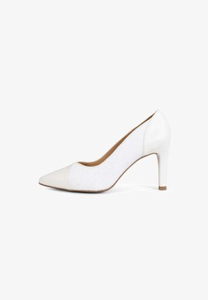 Zapato de tacón alto blanco con punta afilada, lados de tela texturizada y talón y puntera de cuero liso.
