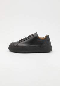 Valittu, black