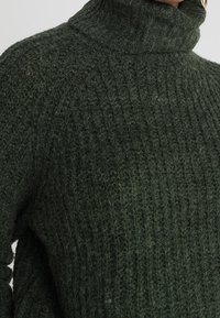 ONLY Stickad tröja - dark green