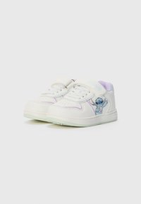 Baskets blanches pour enfants avec des bordures violettes, des bandes Velcro et un personnage de dessin animé bleu qui fait signe sur le côté.
