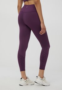 Terranova CON DETTAGLI MACULATI LUCCICANTI - Leggings - viola scuro