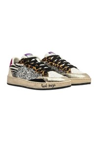 Sneaker con materiali misti: argento glitterato, stampa leopardata, pelle bianca e dettagli neri. Lacci neri; testo "SHINE HARD" sul lato.