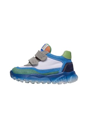 Baskets de sport bleu et vert avec des côtés blancs, des sangles en velcro grises et une semelle texturée. Présente un matériau superposé et des accents vibrants.