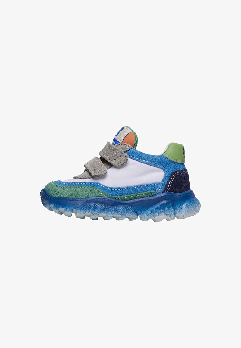 Baskets de sport bleu et vert avec des côtés blancs, des sangles en velcro grises et une semelle texturée. Présente un matériau superposé et des accents vibrants.