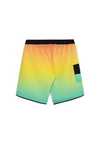 Badeshorts mit einem Farbverlauf, der von Orange über Gelb zu Türkis wechselt. Verfügt über einen elastischen schwarzen Bund und eine Seitentasche.