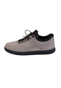 Graue Wildledersneaker mit schwarzen Akzenten, runde Zehenpartie, Schnürdesign, Gummisohle mit strukturiertem Profil für besseren Halt.