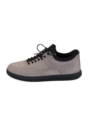 Baskets en daim gris avec des accents noirs, bout rond, design à lacets, semelle en caoutchouc avec un motif texturé pour une meilleure adhérence.