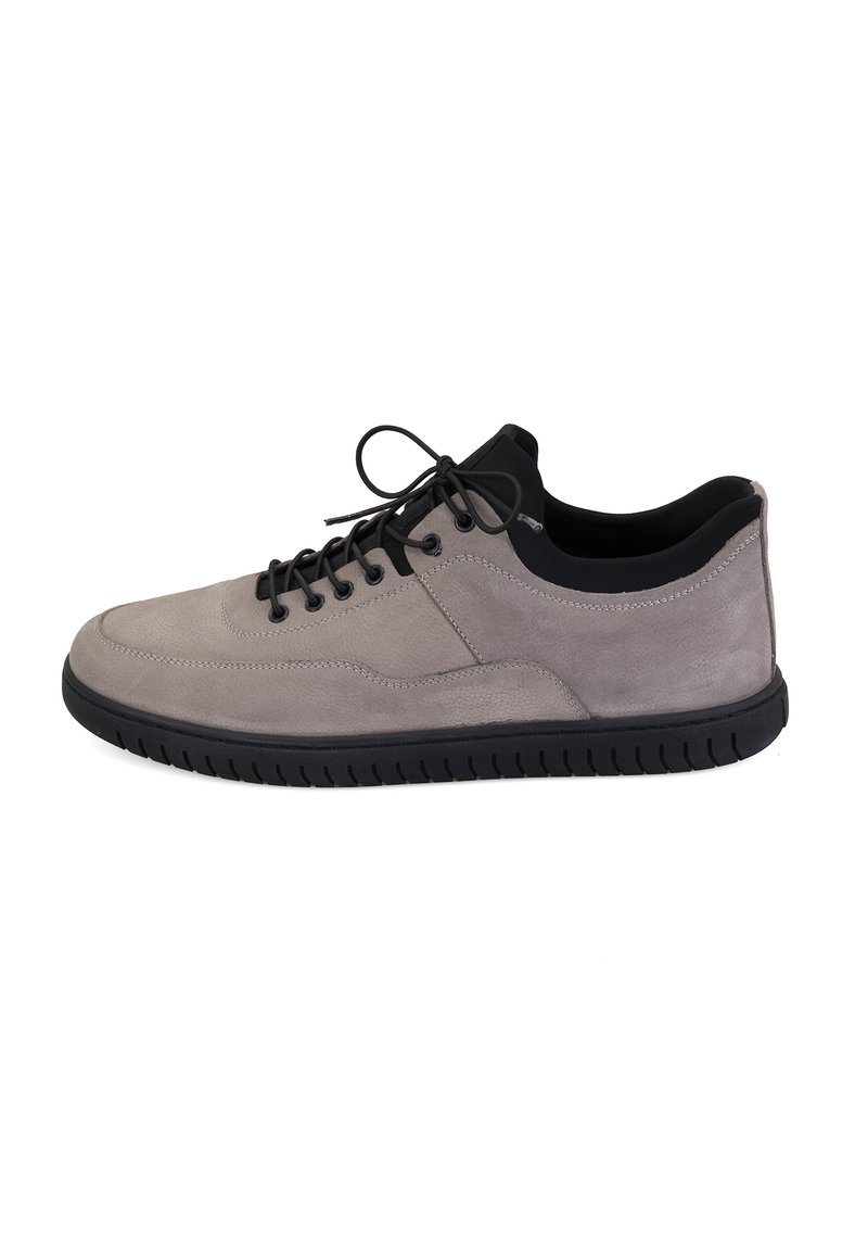 Graue Wildledersneaker mit schwarzen Akzenten, runde Zehenpartie, Schnürdesign, Gummisohle mit strukturiertem Profil für besseren Halt.