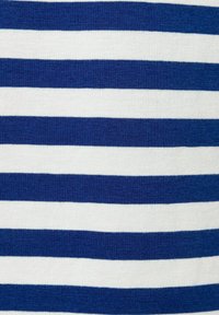 Marineblauwe en witte gestreepte stof, gebreide textuur, afwisselend dikke en dunne horizontale strepen, met een consistente afstand en een soepele afwerking.