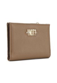 Portafoglio in pelle marrone con texture, dotato del logo dorato "YNOT?" che presenta una freccia e un cuore, mostrato inclinato su sfondo bianco.