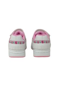 Sneakers bianchi con rifiniture rosa, caratterizzati da motivi floreali sul retro, texture liscia e colletto imbottito per il comfort.
