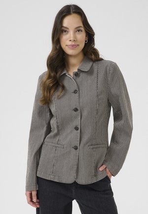 Gestreepte button-up jas in zwart en wit, met een kraag, twee steekzakken aan de voorkant en lange mouwen met een getailleerde pasvorm.