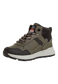Sneaker alta in verde oliva e nero, caratterizzata da un materiale testurizzato, lacci a motivo e una suola in gomma bianca con scanalature.