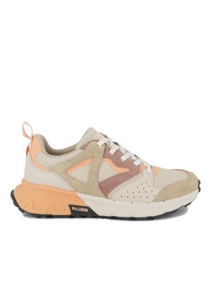 Chaussure de sport beige et pêche avec une tige en mesh, des accents en daim, des détails perforés et une semelle en caoutchouc texturée. Dotée de lacets blancs et d'une languette pour tirer.