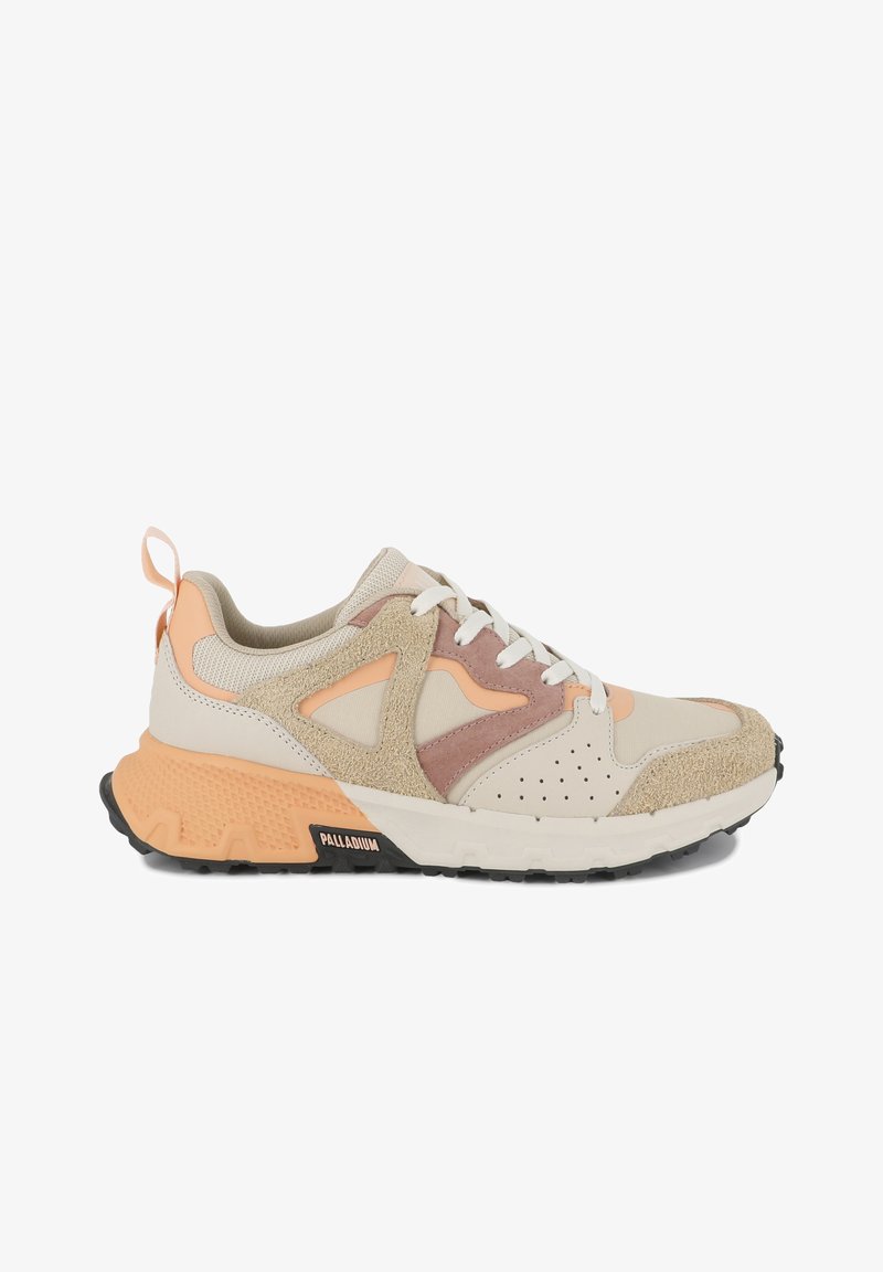 Scarpa sportiva beige e pesca con tomaia in mesh, dettagli in suede, fori traspiranti e suola in gomma testurizzata. Presenta lacci bianchi e anello posteriore per infilare facilmente la scarpa.