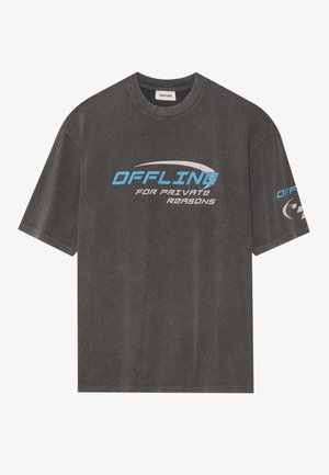 Szara bawełniana koszulka z wyrazistym niebiesko-srebrnym napisem: "OFFLINE Z POWODÓW PRYWATNYCH" z przodu oraz mniejszym logo na rękawie.