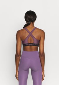 Under Armour CROSSBACK MID  - Sutiã desportivo de suporte médio - purple/black