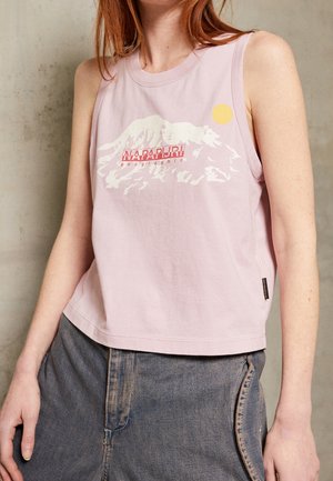 Vaaleanpunainen hihaton toppi, valmistettu puuvillasta. Siinä on graafinen vuoristokuvio, jossa on punainen "Napapijri"-brändäys ja keltainen auringon koriste.