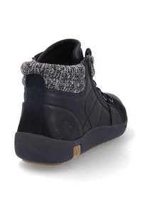 Botas de tobillo de cuero negro con un puño de punto gris, cierre de cremallera y suela de goma. Presenta un detalle de logotipo circular en el lateral.