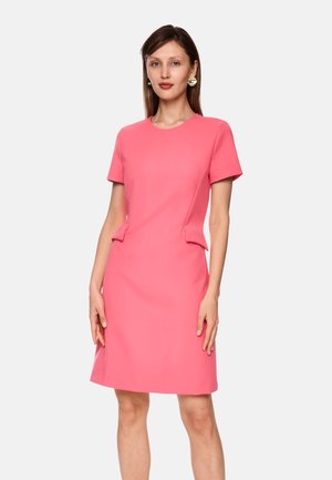 Kurzärmeliges pinkes Kleid aus einem strukturierten Stoff, mit rundem Ausschnitt und dezenten Seitennähten für einen maßgeschneiderten Look.